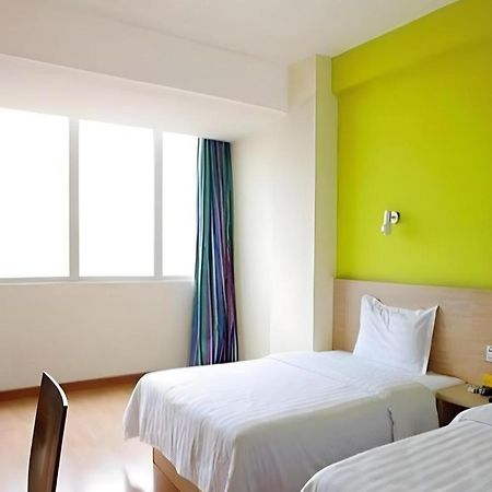 7 Days Inn Luzhou Commercial Pedestrian Street Center Buitenkant foto