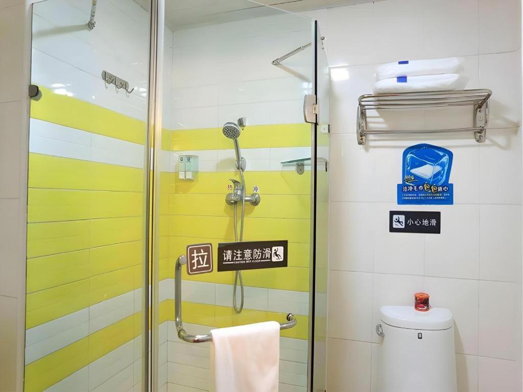 7 Days Inn Luzhou Commercial Pedestrian Street Center Buitenkant foto